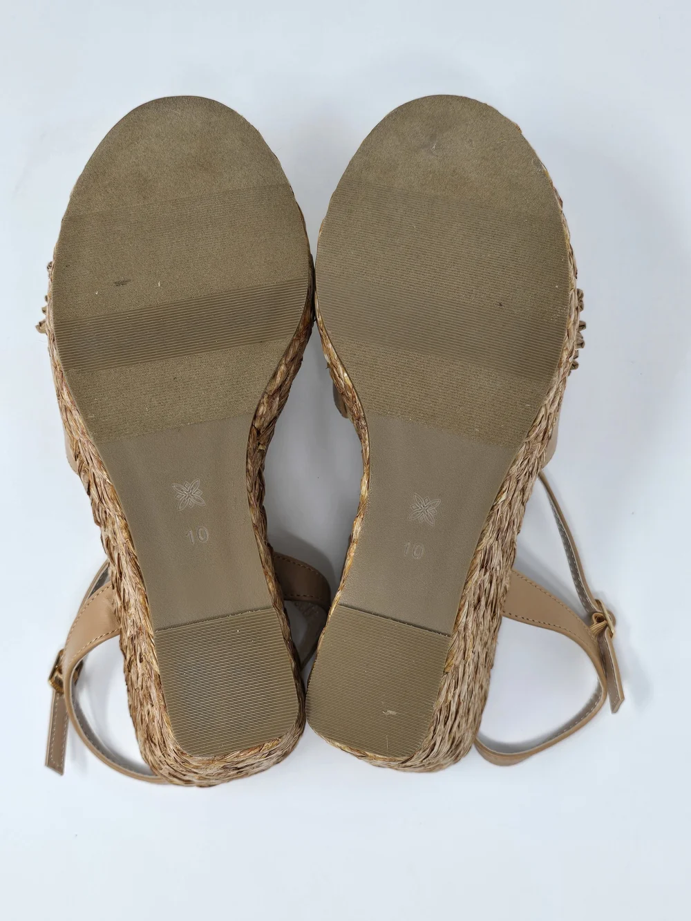 ✨ NIB BCBGeneration ERIKA Raffia Flower Wedge Sandals ✨ (10)